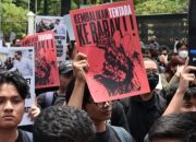 Mahasiswa Gelar Demonstrasi di Berbagai Kota Usia Sahkan Revisi UU TNI, Sebut Demokrasi Telah Dibunuh DPR