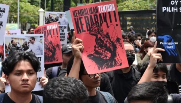 Mahasiswa Gelar Demonstrasi di Berbagai Kota Usia Sahkan Revisi UU TNI, Sebut Demokrasi Telah Dibunuh DPR