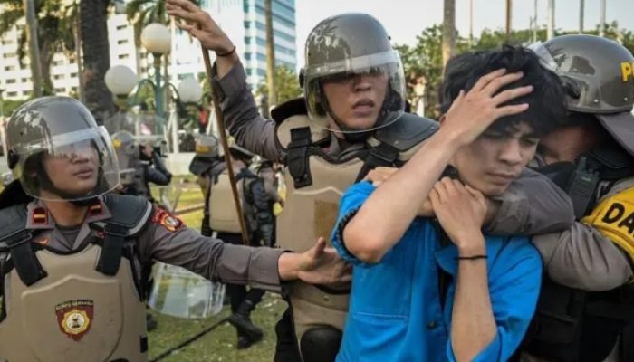 Aparat Lakukan Kekerasan Fisik hingga Verbal ke Massa Terkait Aksi Tolak UU TNI