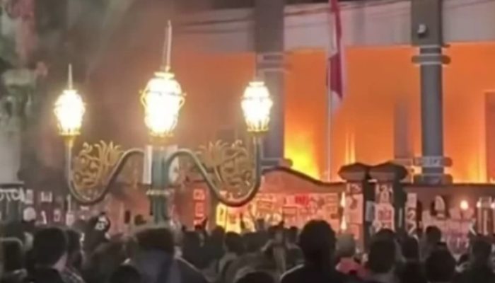Gedung DPRD Kota Malang Dilahap si Jago Merah saat Demo Tolak UU TNI Berlangsung