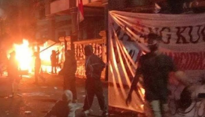 Tak Hanya Aspal, Tembok Pagar Gedung DPRD Kota Malang Sasaran Dicoret saat Aksi Demo UU TNI
