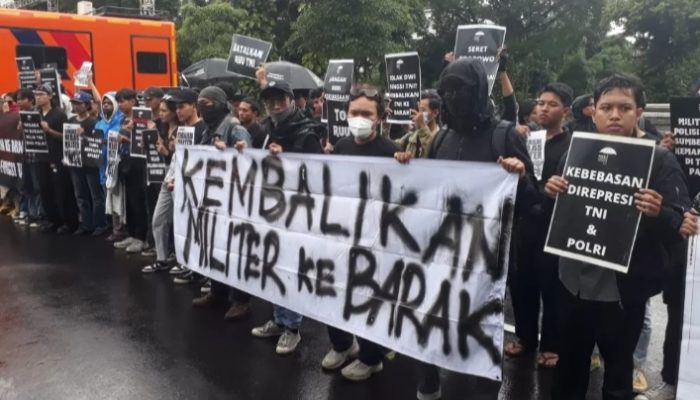 Demonstrasi Penolakan RUU TNI, Warnai Apel Operasi Ketupat 2025 di Surabaya
