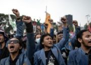 Gelombang Aksi Demontrasi Tolak UU TNI dari Daerah Surabaya hingga Kupang