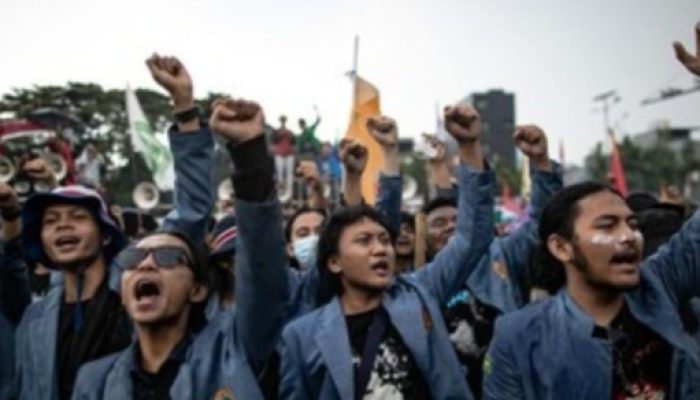 Gelombang Aksi Demontrasi Tolak UU TNI dari Daerah Surabaya hingga Kupang