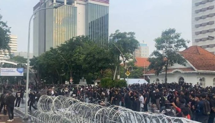 Aksi Demonstrasi Tolak UU TNI di Gedung Negara Grahadi Surabaya hingga Memanas, Begini Kronologinya