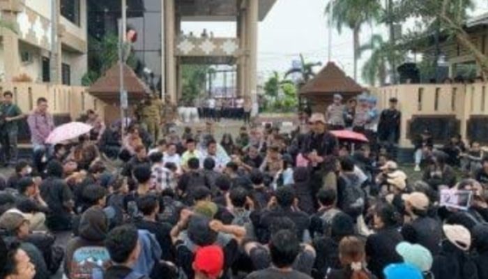 Ada Ratusan Mahasiswa dan Rakyat NTB Demo Tolak UU TNI di Mataram