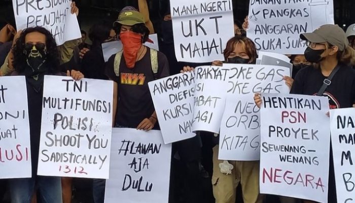 Aktivis Mahasiswa dan Masyarakat Serempak Demonstrasi Tolak UU TNI dari Tuban hingga Banyuwangi