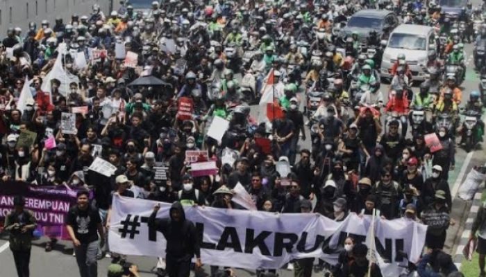 Aktivis dan Masyarakat Kompak Tolak UU TNI di Depan Gedung DPR, Dituai Kritik Pedas Publik