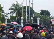 Mencuri Perhatian Publik, Aksi Tolak UU TNI Massa Serempak Buka Payung saat Kena Semprot Water Cannon