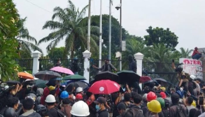 Mencuri Perhatian Publik, Aksi Tolak UU TNI Massa Serempak Buka Payung saat Kena Semprot Water Cannon