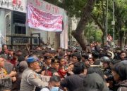 Semakin Memanas, Kapolsek Terinjak-injak dan 2 Pendemo Perempuan Pingsan Aksi Tolak UU TNI di Medan