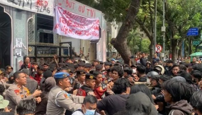 Semakin Memanas, Kapolsek Terinjak-injak dan 2 Pendemo Perempuan Pingsan Aksi Tolak UU TNI di Medan