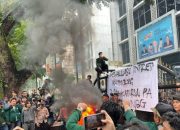 Gelar Demontrasi di Gedung DPR, BEM SI Desak Pencabutan UU TNI dan Tolak RUU Polri
