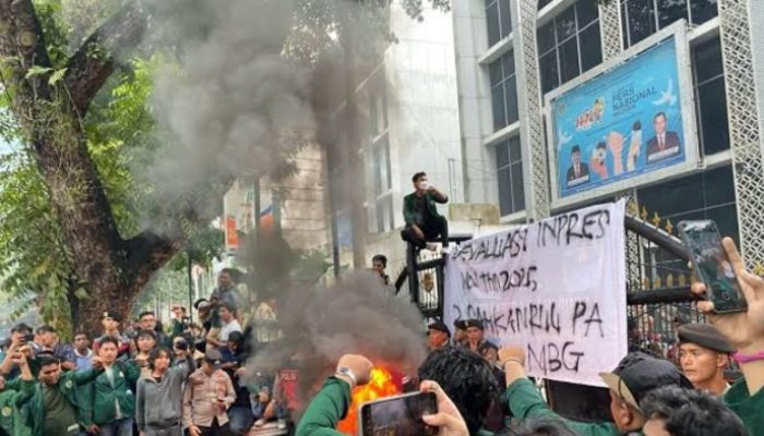 Gelar Demontrasi di Gedung DPR, BEM SI Desak Pencabutan UU TNI dan Tolak RUU Polri