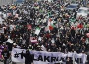 Aksi Tolak UU TNI Berdatangan ke Gedung DPR Massa Kompak Berbaju Serba Hitam, Apa artinya?