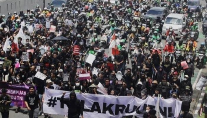 Aksi Tolak UU TNI Berdatangan ke Gedung DPR Massa Kompak Berbaju Serba Hitam, Apa artinya?