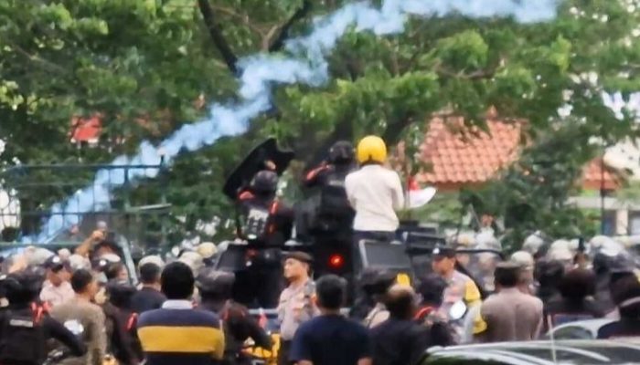 Polisi Suruh Pendemo Tolak UU TNI Cap Jari dan Foto, Publik Marah Sebut Mereka Penjahat