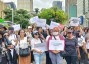 Tolak Revisi UU TNI, Emak-emak Kompak Maju Bersama di Simpang Sarinah