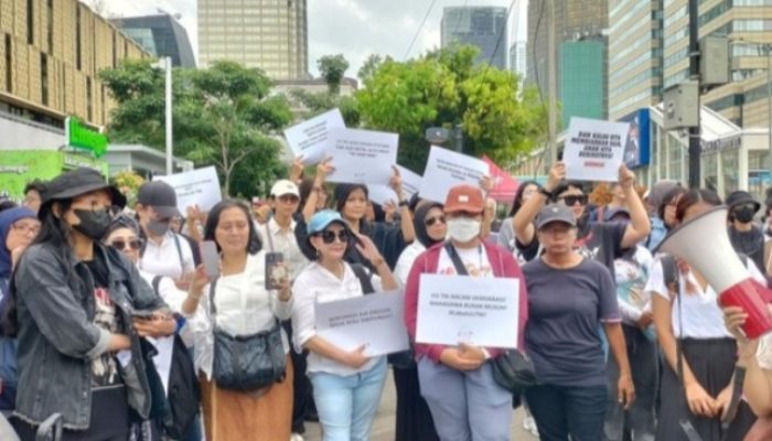 Tolak Revisi UU TNI, Emak-emak Kompak Maju Bersama di Simpang Sarinah