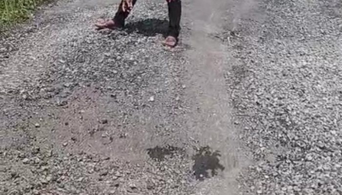 Proyek Jalan Lapen di Elar Selatan Kembali Rusak, Warga Minta Penegak Hukum Mengusut Pihak yang Bertanggung Jawab