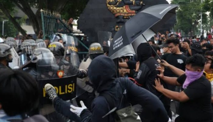 Diduga Salah Satu Pihak Kepolisian Lakukan Pelecehan Seksual Terhadap Peserta Aksi Hari Buruh
