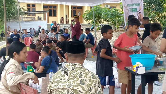 Kepedulian Polres Manggarai Timur di Hari Raya Kurban: Ratusan Kilogram Daging Dibagikan ke Warga
