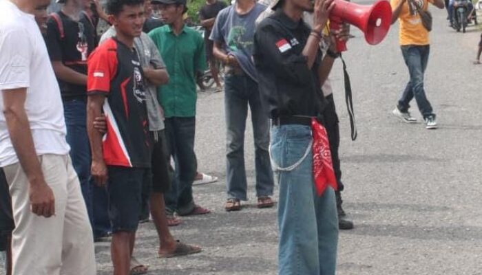 Petani dan Nelayan Gelar Aksi di Kantor Camat Sambi Rampas, Desak Kemudahan Rekomendasi BBM