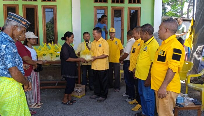 HUT Golkar ke-61, Golkar Manggarai Timur Gelar Pembagian 500 Paket Sembako Murah ‎
